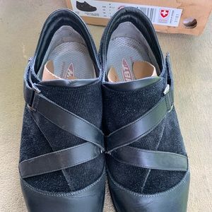 Worn MBT rockers leather and corduroy textile Black size 9